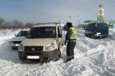Работники ГАИ  первоочередную помощь оказывают машинам с детьми, застрявшим в снегу, и "скорым"