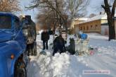 В Центральном районе Николаева мусор вывозят самосвалами и грузят вручную