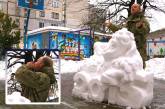 В Николаеве молодой художник в рамках акции «Сохраним мир вместе» создал снежную скульптуру
