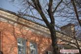 В Николаеве с крыш домов на тротуар падают железные ограждения, однако ЖЭКи ничего не предпринимают