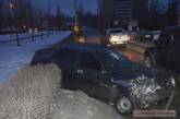 В центре Николаева «десятка» врезалась в припаркованный грузовик и вылетела на обочину