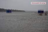В Николаеве из-за сильного ветра поднялась вода в Южном Буге: затоплен городской пляж