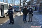 В Николаеве сотрудники ГАИ и общественники принялись наводить порядок на остановках общественного транспорта