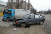 Водитель «Москвича» сбил двух пешеходов, после чего врезался в стоящий на обочине грузовик