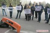 В Николаеве активисты пришли к горисполкому требовать ремонта дорог