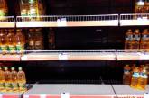 Продуктовый ажиотаж в николаевских супермаркетах продолжается: люди сметают с полок муку, сахар и масло