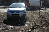 Женщина на «Mitsubishi Colt» снесла каштан на Садовой