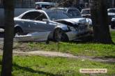 В центре Николаева после столкновения с маршруткой «Mercedes» врезался в дерево