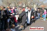 Николаевцы массово идут в церковь святить пасхальные куличи