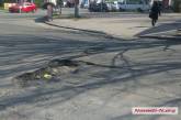 Дорожники залатали огромную яму у остановки в самом центре Николаева