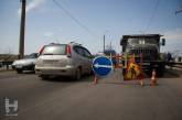 Пока водители стояли в пробке на Варваровском мосту, дорожники вместо ремонта... ловили рыбу