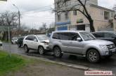 На Херсонском шоссе Kia Sorento врезался в Mitsubishi Pajero