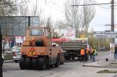 В Николаеве дорожники под присмотром общественников латают пр. Ленина