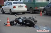 В Николаеве мотоциклист сбил пешехода, после чего врезался в автомобиль 