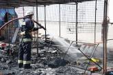 В Николаеве у Центрального рынка загорелись торговые палатки: продавец получила ожоги