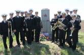 Военные моряки и ученики николаевской школы возложили цветы к могиле неизвестных солдат