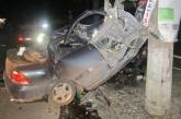 Ночью в Николаеве Nissan врезался в столб: водитель погиб