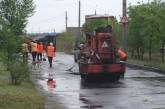 В Николаеве при ремонте дорог асфальт кладут прямо в лужи