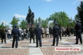 Людей с георгиевскими ленточками возле мемориала Ольшанцам охранял двойной кордон милиции 