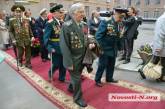 После парада николаевские власти продолжили праздновать с ветеранами - без официоза и с музыкой