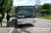 В Николаеве городской автобус тащил за ноги по асфальту не успевшую выйти женщину