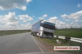 На трассе "Николаев-Одесса" седельный тягач съехал с трассы и врезался в отбойник