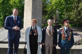 Сторонники Оппозиционного блока в Николаеве отметили праздник Победы у забытого мемориала павшим воинам