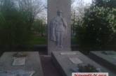 Накануне Дня Победы мемориал воинам-освободителям в Матвеевке завесили георгиевскими лентами. ВИДЕО