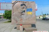 В Николаеве активисты со второй попытки отмыли барельеф Ленина