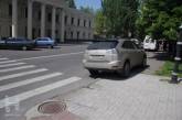 Николаевский депутат Болтянский припарковал свой Lexus практически на пешеходном переходе