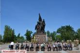 В Николаеве к 100-летию со дня рождения Ольшанского возложили цветы к мемориалу героев 