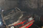 В Николаеве загорелся гараж с газовыми баллонами: сгорели два авто, взрыв удалось предотвратить