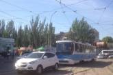 В Николаеве водитель припарковал авто с "модными" номерами прямо на трамвайных путях