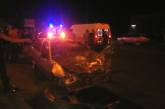Ночью в Николаеве «ВАЗ» вылетел с дороги, перевернулся и упал на припаркованную Daewoo: пострадали два человека