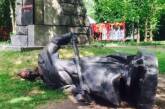 Декоммунизация в Киеве: за ночь снесли три памятника