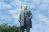 В Очакове памятнику Ленину  дали в руки государственный флаг