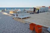 На знаменитом одесском пляже "Ланжерон" очередная стройка: возводят деревянный настил