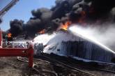 Для ликвидации пожара на нефтебазе спасатели начали пенную атаку