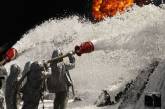 На горящей нефтебазе под Киевом потушили три цистерны. ФОТО