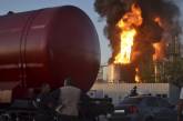 Пожар на нефтебазе под Киевом возобновился с новой силой. ВИДЕО