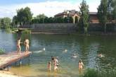 В Киевской области с территории одного из VIP-коттеджей обстреляли детей, купавшихся в озере