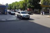 В Николаеве водитель, припарковавший свой Nissan на пешеходном переходе, бросался на прохожих, делавших ему замечания. ВИДЕО