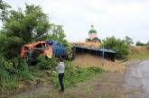 На Николаевщине зерновоз влетел в забор жилого дома и перевернулся