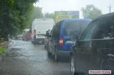 В Николаеве после ливня образовалось огромное дождевое озеро: на дороге заглохло несколько автомобилей