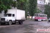 В Николаеве грузовик с пивом заблокировал движение трамвая. ВИДЕО