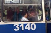 В Николаеве водитель и пассажиры троллейбуса вытолкали двух девушек из салона 