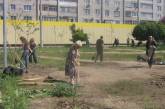 Жители 70-го микрорайона совместно с «Нашим городом» провели субботник в Комсомольском сквере