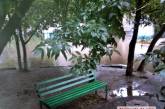 В Николаеве двор дома на проспекте Мира затапливает после каждого дождя вот уже 20 лет. ВИДЕО