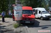 В центре Николаева маршрутка врезалась в столб: пострадали два пассажира