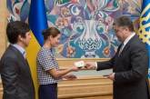 Порошенко дал украинское гражданство двум россиянам
